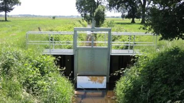 Gewässersperre im Kavernenfeld