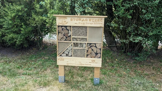 Der Kindergarten Etzel wurde mit Spielgeräten sowie einem Insektenhotel im Außenbereich unterstützt