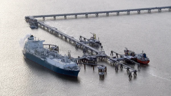 LNG-Tanker legt an LNG-Terminal in Wilhelmshaven an.