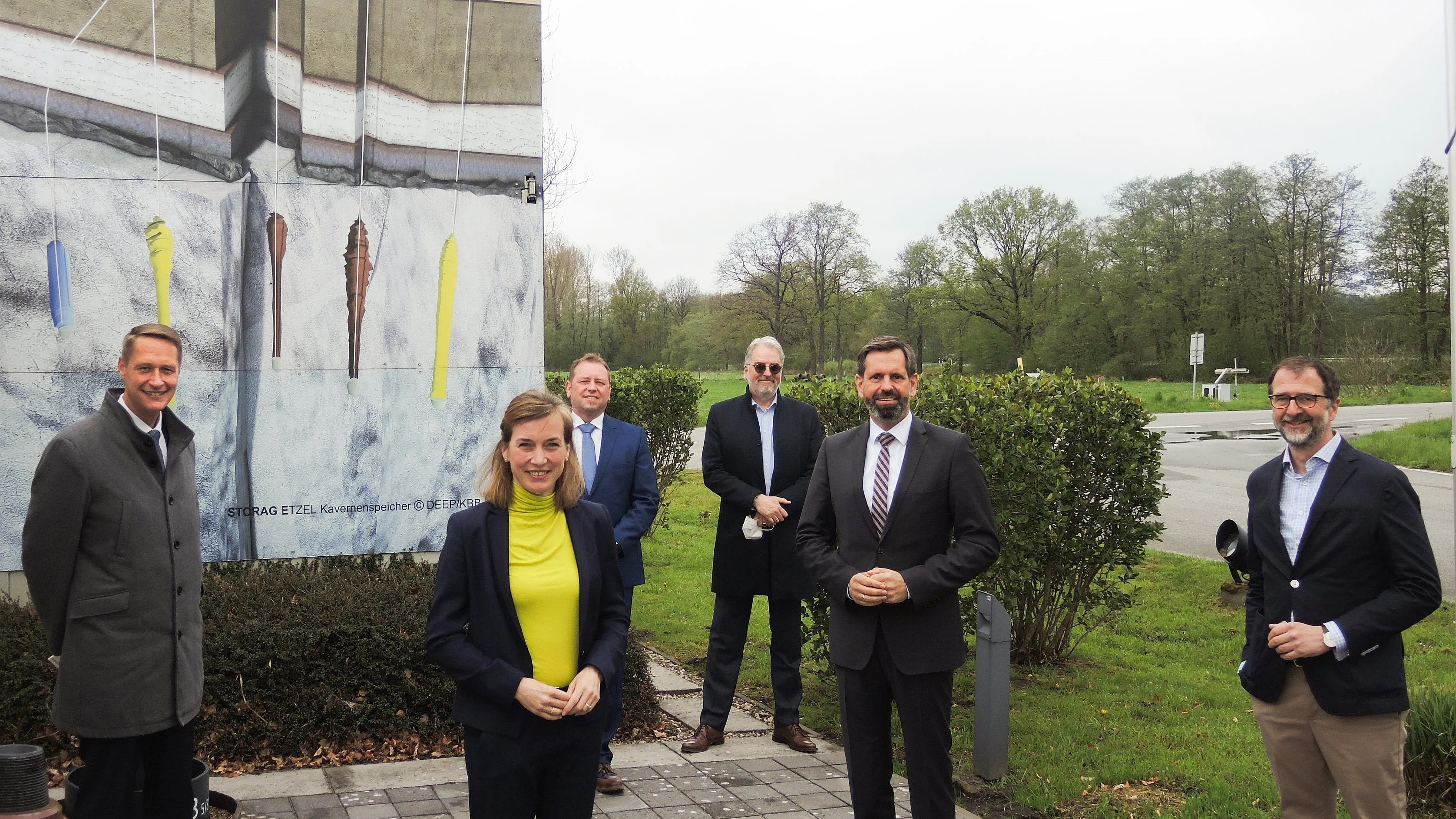 Gemeinsames Gruppenbild vor der Infobox der STORAG ETZEL in der Gemeinde Friede-burg (v.l.n.r. Landrat Holger Heymann, MdB Siemtje Möller, Bürgermeister Helfried Goetz, Christian Rohde/EKB Storage, Minister Olaf Lies, Boris Richter/STORAG ETZEL). 