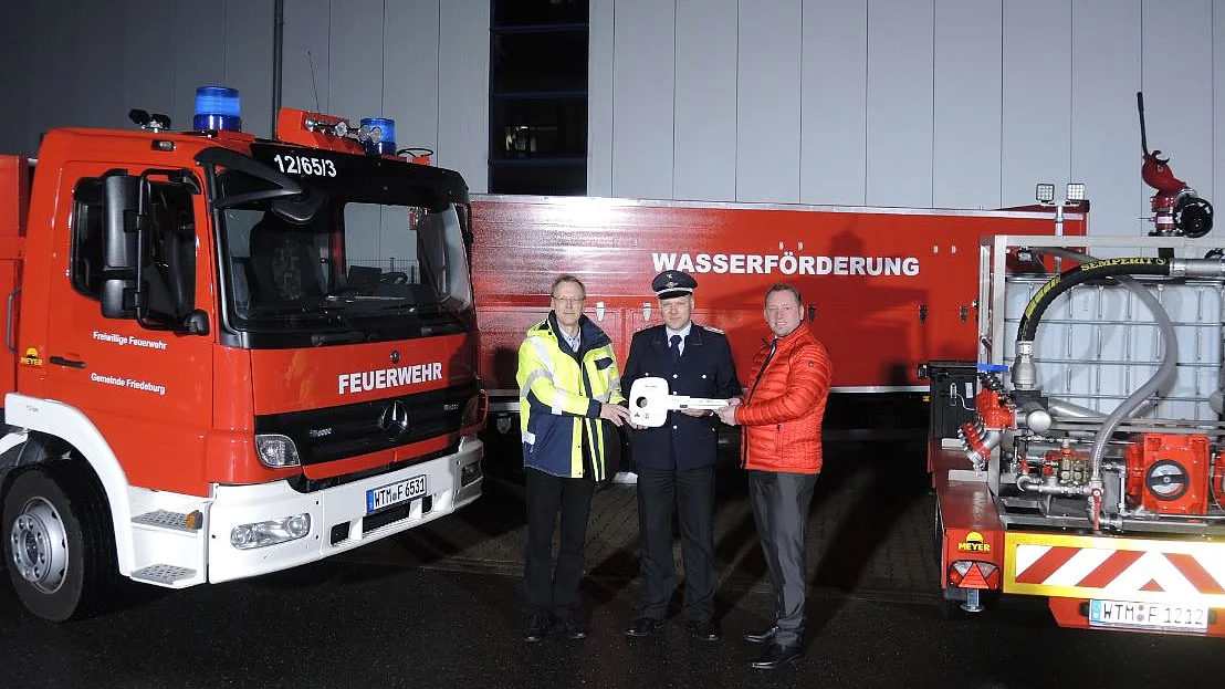 Schlüsselübergabe von feuerwehrtechnischen Gerät an die Gemeinde Friedeburg