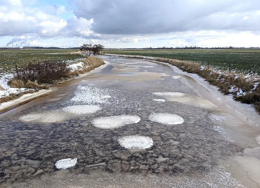 Das zugefrorene Friedeburg Tief mit eingeschlossenen Luftblasen von der Mönkebrücke aus fotografiert. Betreten der Eisfläche war natürlich verboten