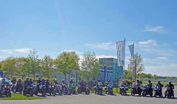 Eine Motorradgruppe besucht die Infobox