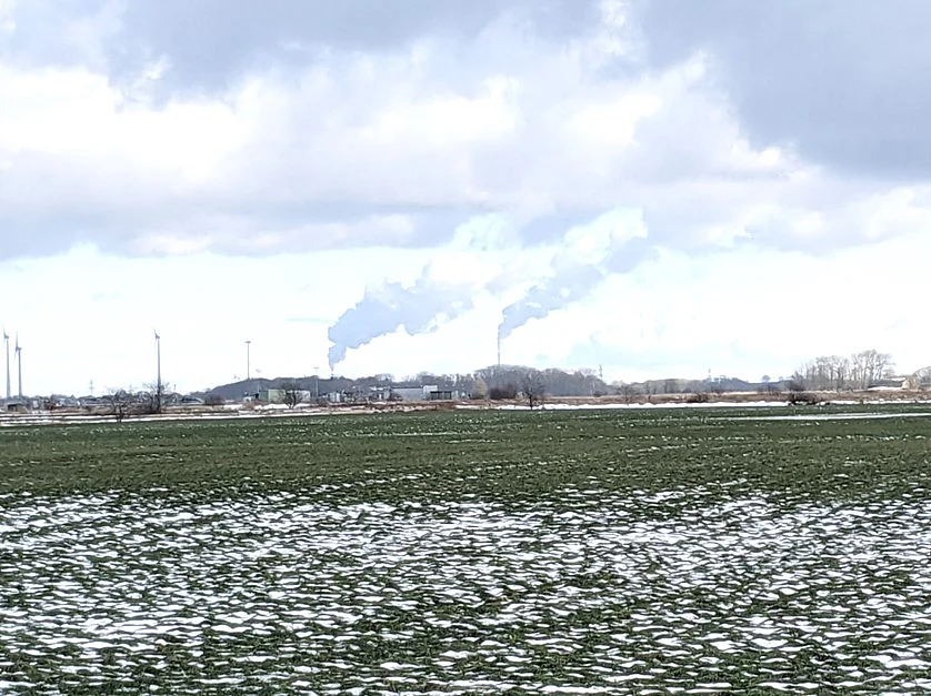 Gute und freie Sicht im Nordfeld zu den Türmen der Kohlekraftwerke im rund 25 km entfernten Wilhelmshaven