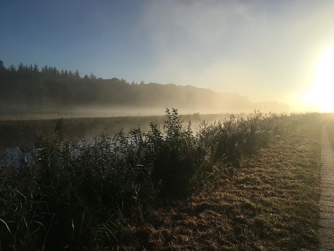 Blick auf den Ems-Jade-Kanal, der die Ems bei Emden in Ostfriesland mit dem Jadebusen bei Wilhelmshaven verbindet