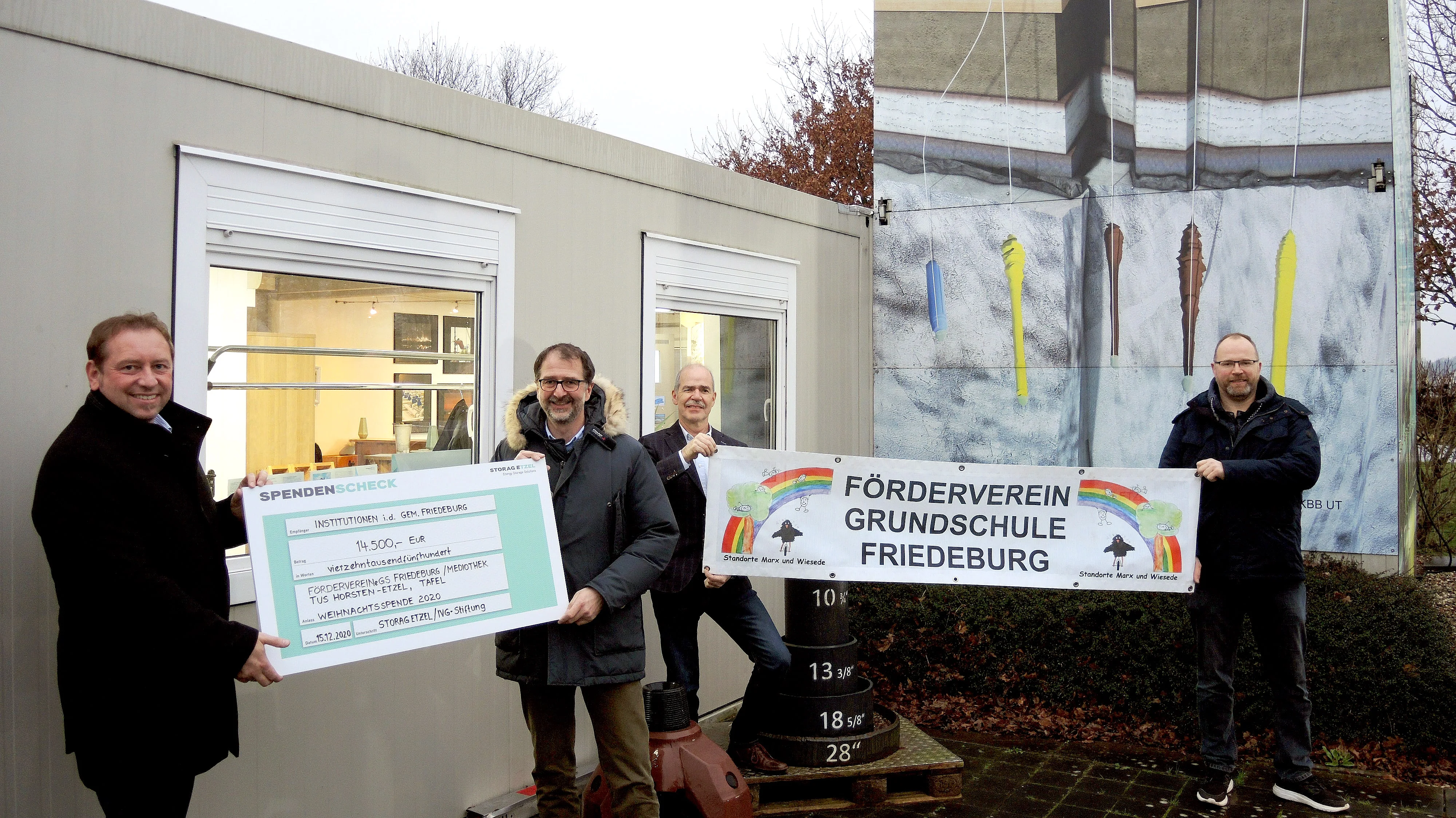 Bürgermeister Helfried Goetz, Boris Richter (STORAG ETZEL), Hans-Joachim Schweinsberg (STORAG ETZEL) und Christian Kramer, 1. Vorsitzender des Fördervereins der GS Friedeburg bei der symbolischen Scheckübergabe vor der Infobox von STORAG ETZEL 