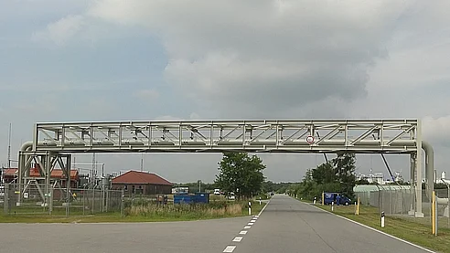 Die neue Rohrbrücke für Medienleitungen über den Bitzenlander Weg am IVG Standort Etzel