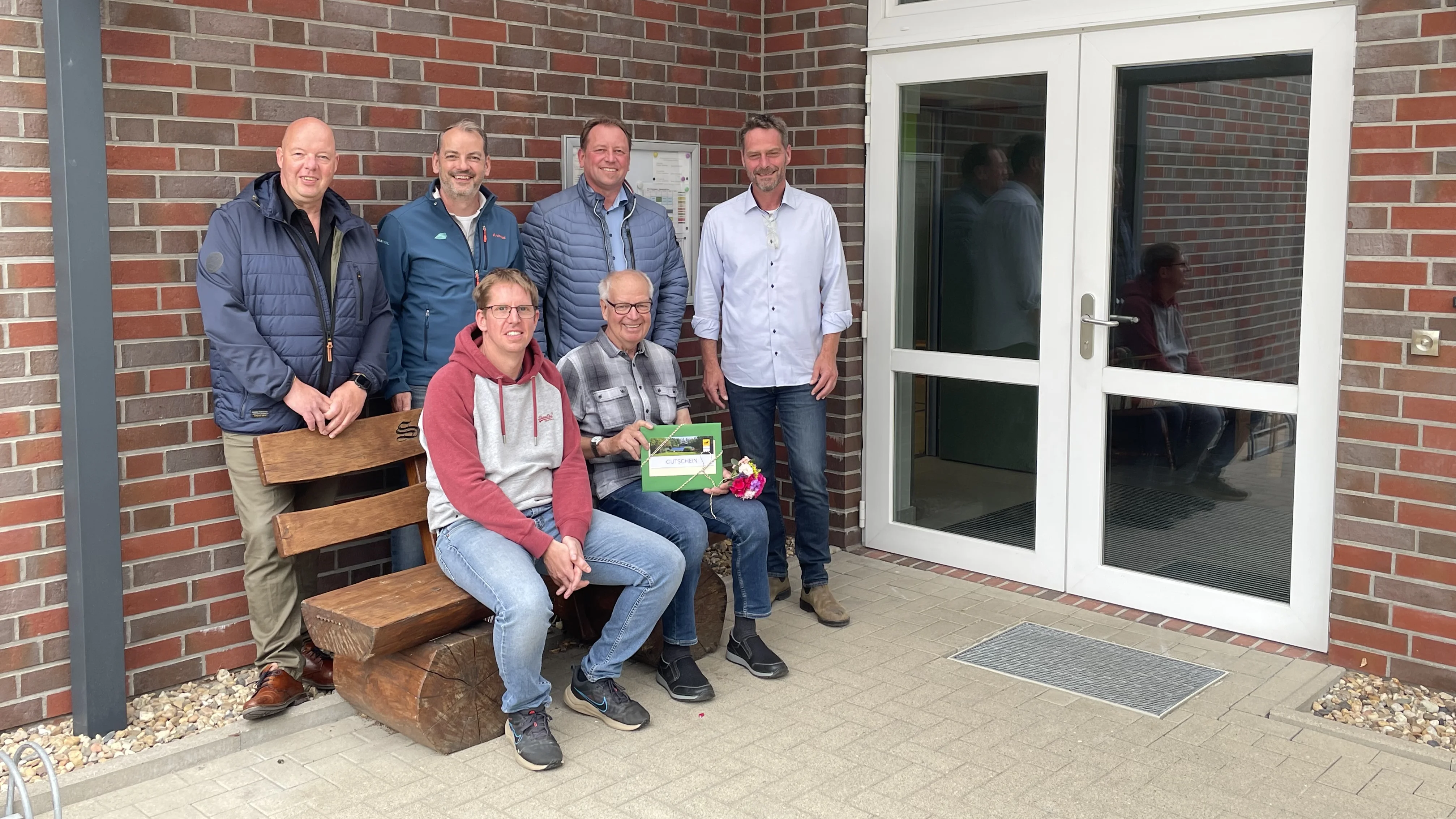 Gruppenfoto vor Kleinsporthalle Etzel