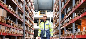 Mitarbeiter im Logistikzentrum