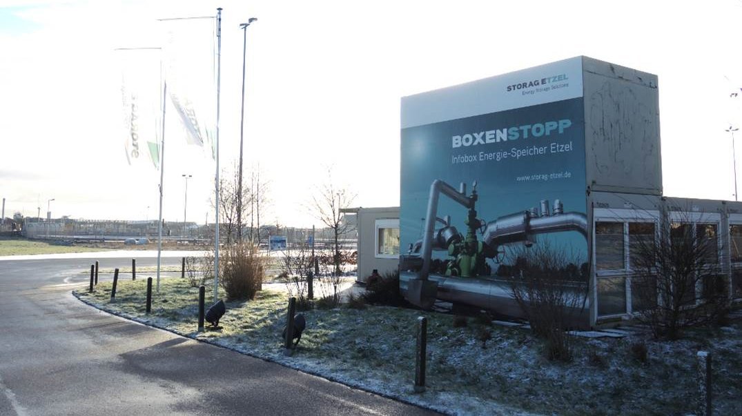 Die Infobox Mitte Januar 2019 im winterlichen Ambiente und Sonnenschein