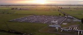 [Translate to Englisch:] Betriebsanlage bei Sonnenuntergang