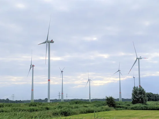 Windräder im Gemeindegebiet des benachbarten Sande