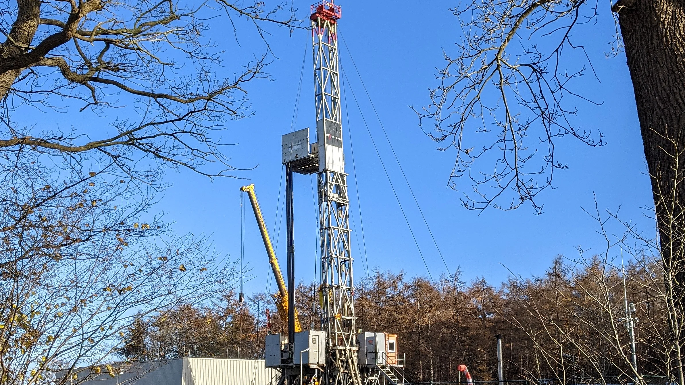 Winch used for the removal and installation of pipes in the borehole of the cavern