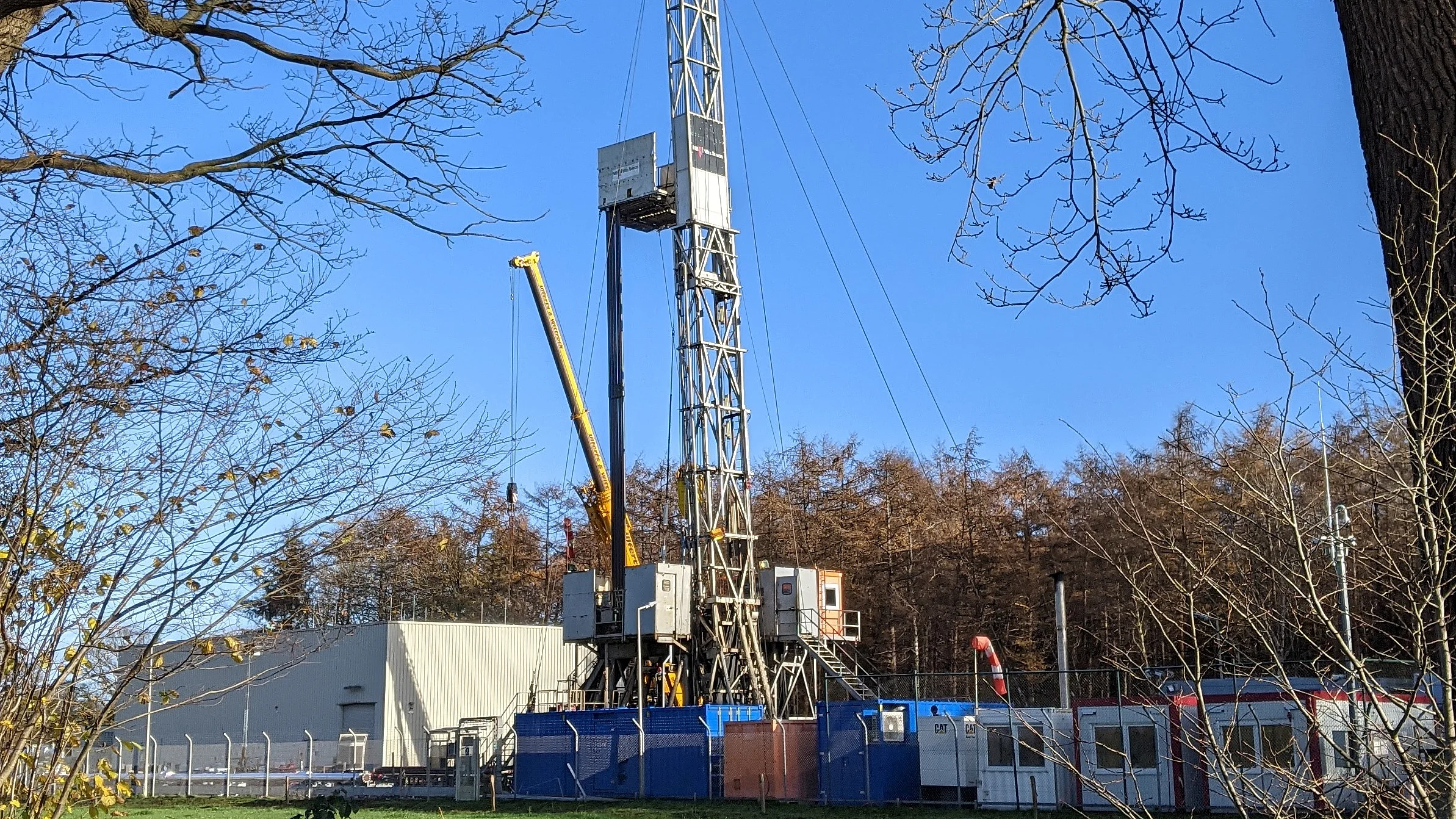 Winde, die für den Aus- und Einbau von Rohren im Bohrloch der Kaverne genutzt wird