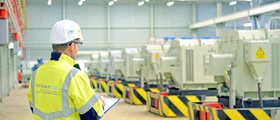 EIn Mitarbeiter der STORAG ETZEL in der Hauptpumpenstation des Unternehmens