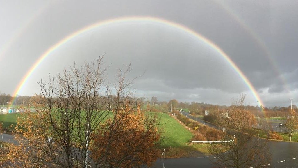Ende Nov. 2019: Regenbögen in der Zufahrt zum STORAG ETZEL-Betriebsplatz, hier vom Verwaltungsgebäude aus gesehen