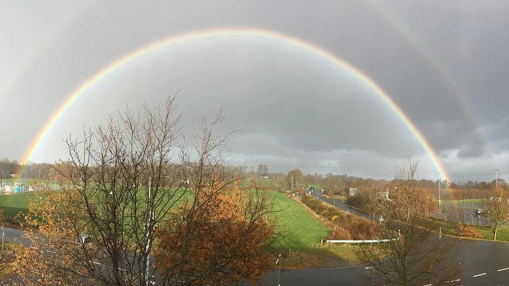 Ende Nov. 2019: Regenbögen in der Zufahrt zum STORAG ETZEL-Betriebsplatz, hier vom Verwaltungsgebäude aus gesehen