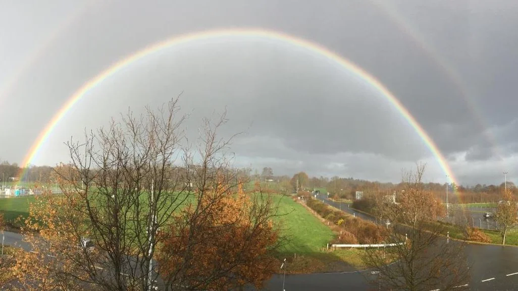Ende Nov. 2019: Regenbögen in der Zufahrt zum STORAG ETZEL-Betriebsplatz, hier vom Verwaltungsgebäude aus gesehen