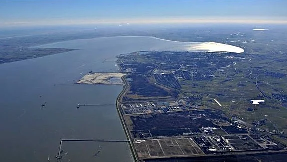 Luftbild von Wilhelmshaven und dem JadebusenIlhe