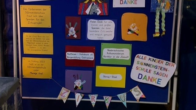 "Danke"-Tafel im Vorraum des Zirkuszeltes 2023