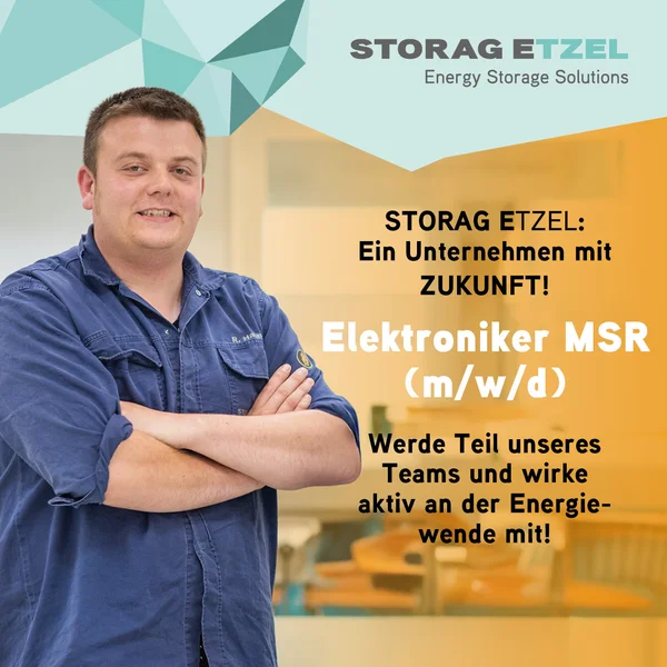 Mann mit verschränkten Armen in Arbeitskleidung, lächelnd
