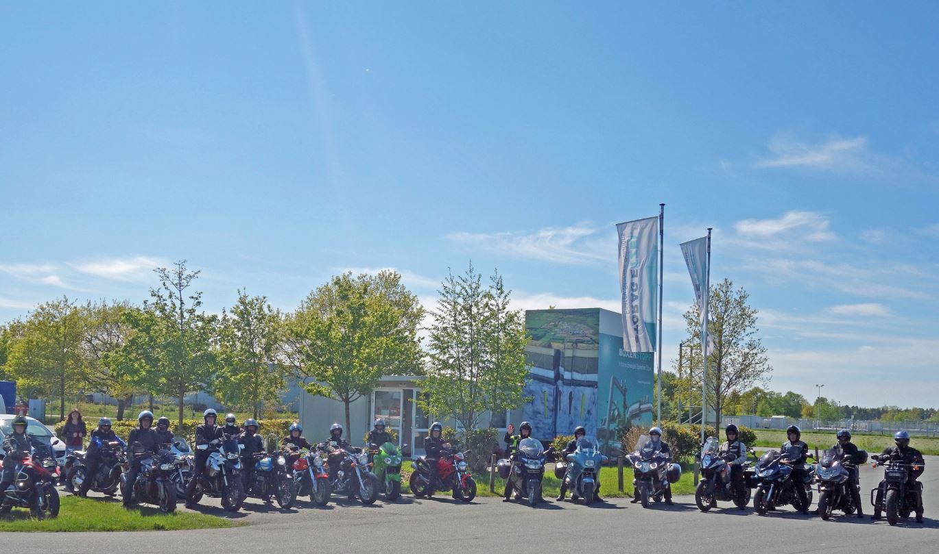 Eine Motorradgruppe vor der Infobox 2019