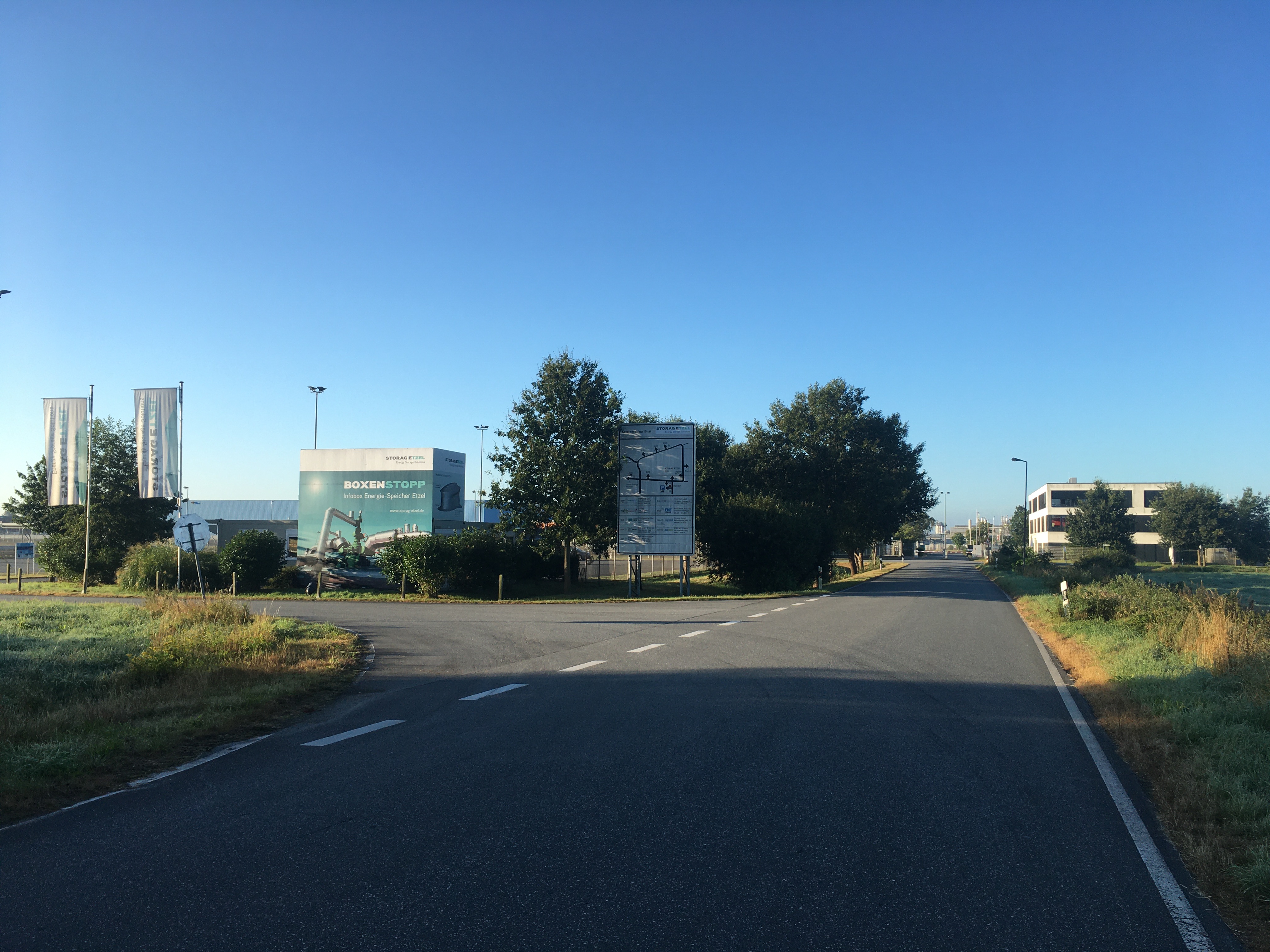 Pünktliche Ankunft bei der Infobox der STORAG ETZEL (Abfahrt Kavernenanlage Süd II der Bundestraße 436). Geradeaus ist das Haupttor des Betriebsplatzes; auf der rechten Seite des Verwaltungsgebäudes des Kavernenbetreibers. Vom Nebel ist nichts mehr zu sehen klarer blauer Himmel herrscht vor
