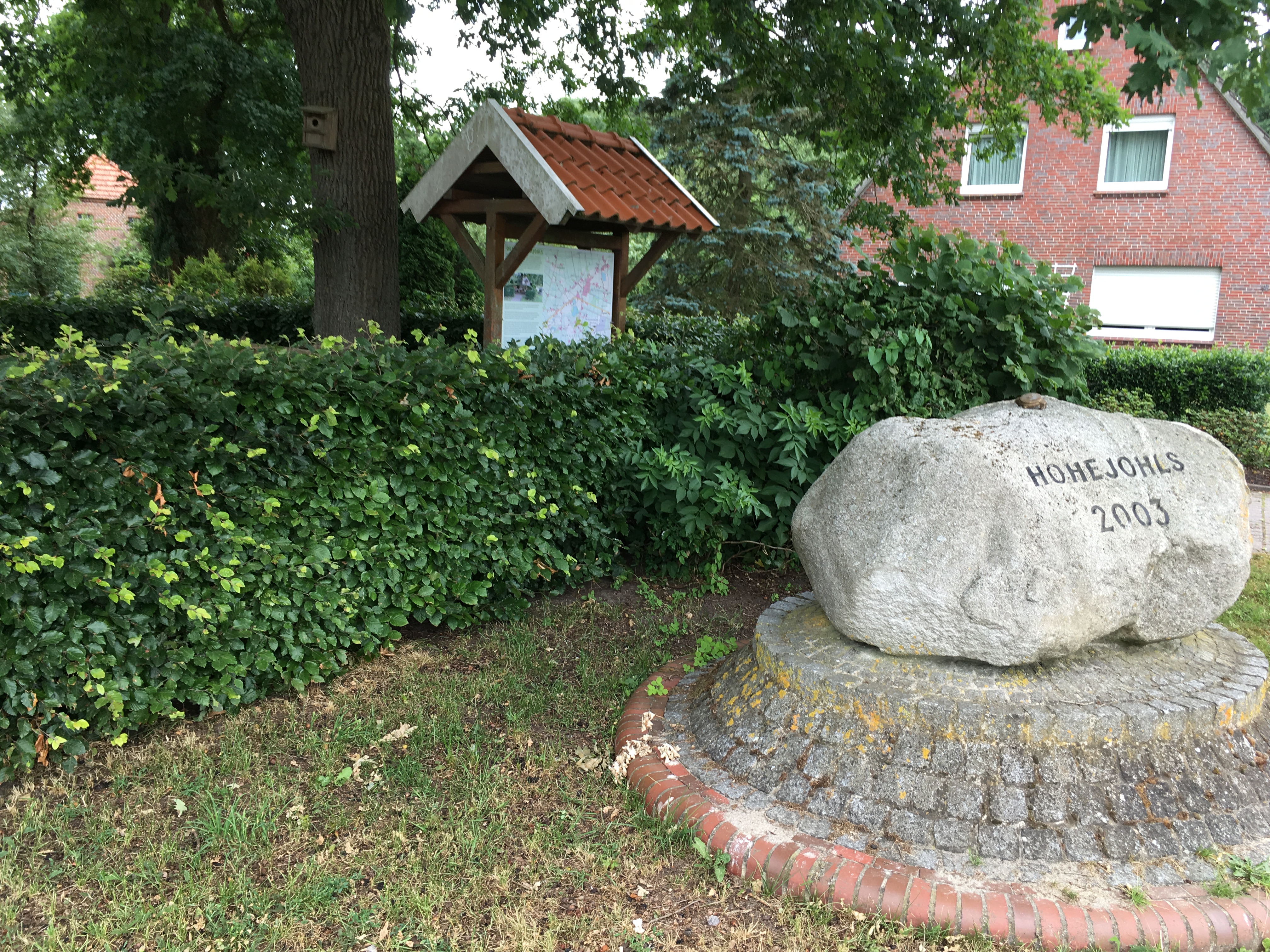 Ein Gedenkstein erinnert an die letzte Dorferneuerung