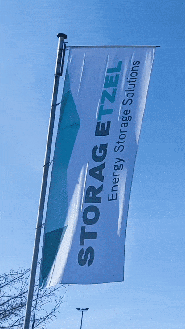 Fahnenmast mit STORAG ETZEL Flagge